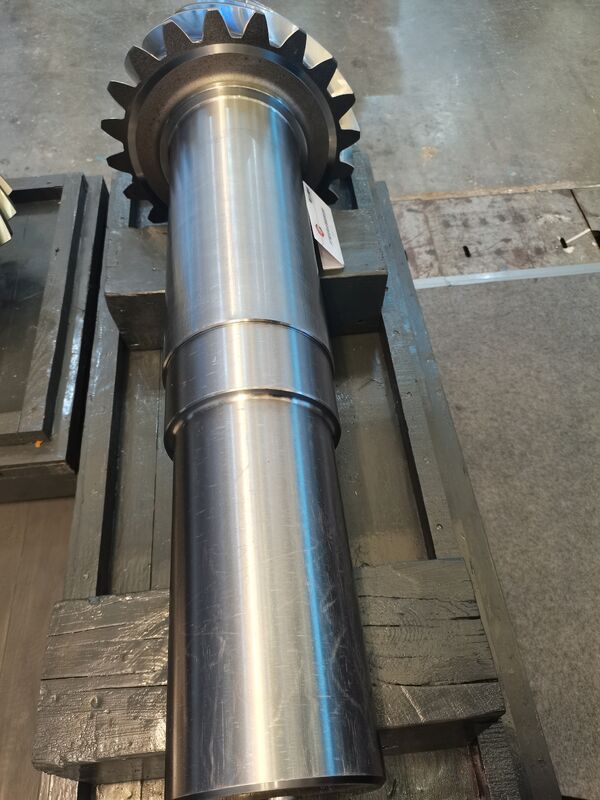 Set di ingranaggi conici a spirale di alta precisione e diametro elevato con durezza HRC45-62 per riduttori per frantoi